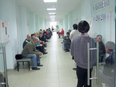 Лікуватись тепер дуже дорого: українцям вже офіційно викотили список платних медпослуг