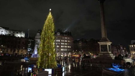 Світ сміється з новорічної ялинки у Лондоні: яка причина