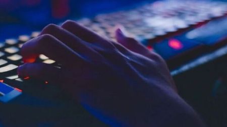 Хакери зламали ефір українського ТБ і попереджають про загрозу удару “Орєшніком” найближчим часом