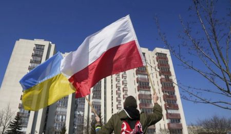У Польщі від 2025 року українцям можуть почати блокувати банківські рахунки