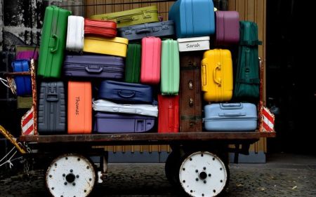 Вигадав ідею для бізнесу: депутат в аеропортах крав валізи та продавав їх вміст