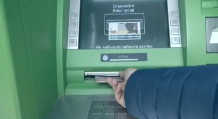 Зняв гроші або отримав переказ: за що банки почнуть блокувати українцям картки