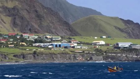 Жінка втекла на найвіддаленіший острів світу: ви здивуєтеся, як там живуть