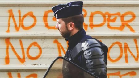 Хотів відсвяткувати Новий рік: поліцейський відпустив 13 злочинців, щоб раніше піти додому