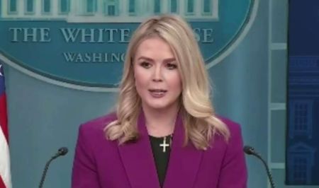 Спікер Трампа запалила на першому ж своєму брифінгу: так Байдена ще ніхто не обзивав