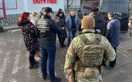 Намагалася продати жінок в сексуальне рабство: на кордоні затримали сутенерку