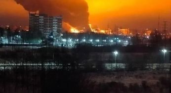 Росію атакували десятки дронів, спалахнула потужна пожежа (відео)