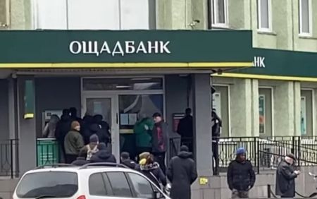 Пенсіонери скаржаться на Ощадбанк: не можуть отримати “Тисячу Зеленського”