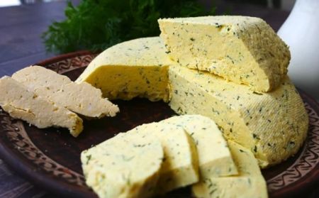 Українські прилавки окуповують сири з Європи: як зміниться вартість на улюблений продукт