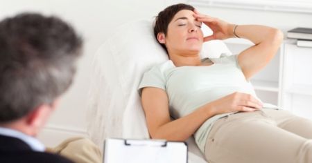 Гіпноз у вільному доступі? Депутатка від “Слуги народу” подала неоднозначний законопроєкт