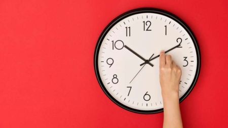 Коли українці перейдуть на літній час 2025 року: дата переведення годинників