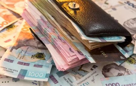 Зарплати чиновників за рік рекордно зросли: хто “жирує” за бюджетні гроші