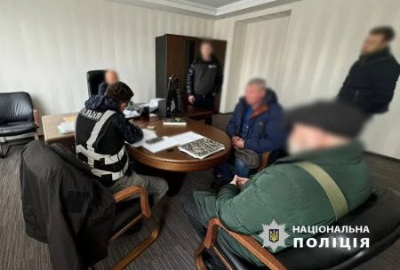 Хабар рибою чи $400 з кожного авто: у Києві затримали чиновника Продспоживслужби