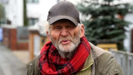 Пенсіонер, який збирає сміття виявився мільйонером: він купив свій десятий будинок