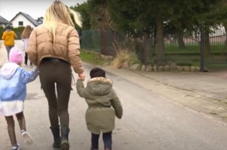 Доведеться їхати додому: українцям за кордоном масово скорочують виплати та допомогу