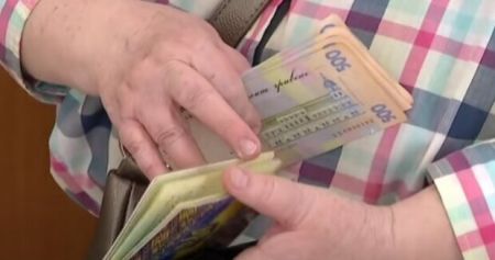 Масове скасування виплат: українцям може стати ще складніше