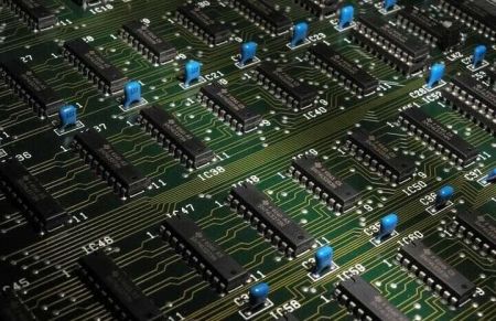 Сотні дронів і ракет продовжують летіти по Україні: хто постачає мільйони мікросхем до РФ