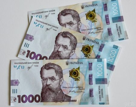 Більше половини на комуналку: на що українці витрачають “тисячу Зеленського”