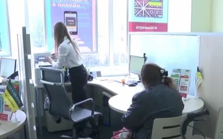 “Ощадбанк” нав’язує кредитки, які миттю “обчищають” шахраї: клієнти тонуть у боргах