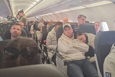 У польському аеропорту застряг літак із росіянами