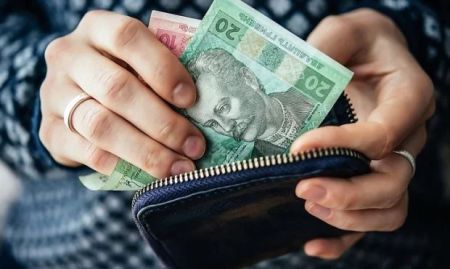Пенсії, зарплати та допомоги піднімуться: що чекає на українців з новим законопроєктом