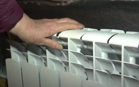 Українцям “уріжуть” подачу тепла через аномальну погоду: у яких містах батареї будуть холодними