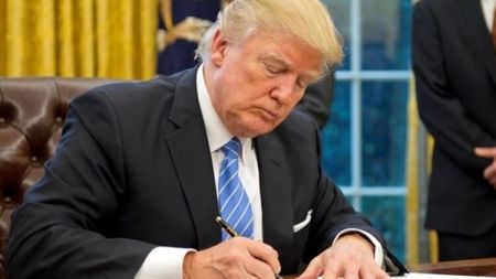 “Ці паперові не працюють”. Трамп дозволив використання у США пластикових трубочок для пиття