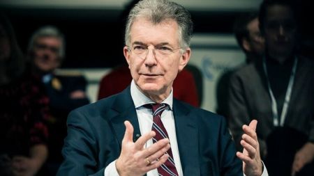 Голова Мюнхенської конференції, що плакав після виступу Венса, сміявся під час промови Трампа в 2018 році