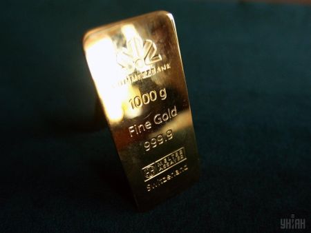 Золото невблаганно дорожчає: метал встановив новий історичний рекорд через Путіна