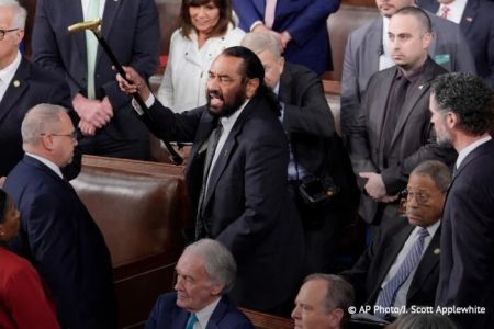 Охорона вивела із залу конгресмена Гріна, який переривав виступ Трампа (відео)