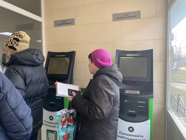 Пенсію на картці залишати небезпечно: українців попередили про проблеми з грошима