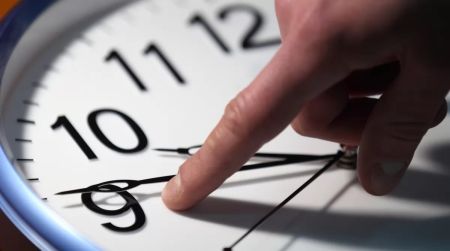 Чи потрібно переводити годинники на літній час цього тижня