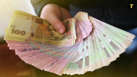Дають по 10 800 грн кожному: українцям роздають допомогу – як отримати