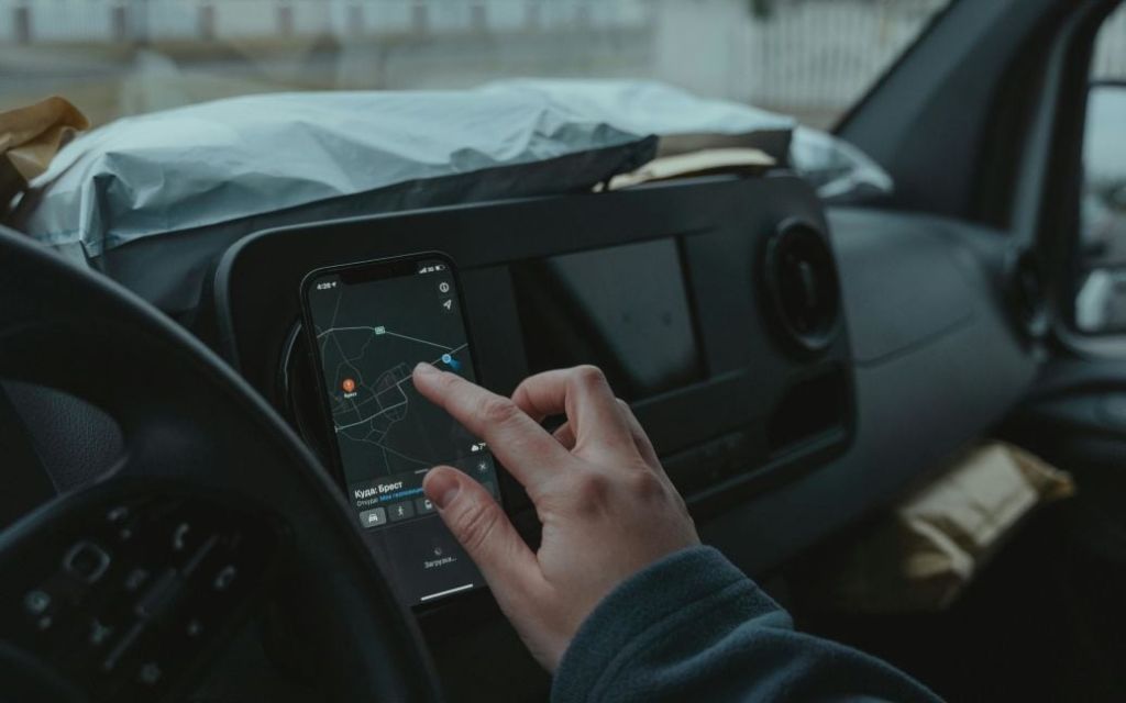 Популярна помилка водіїв: чому неправильне кріплення телефона шкодить авто