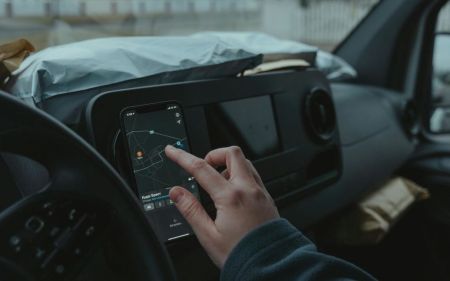 Популярна помилка водіїв: чому неправильне кріплення телефона шкодить авто