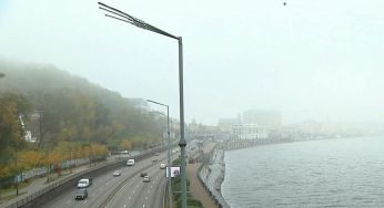 Навіть фар не видно: Київ затягнуло густим туманом — водіям дали вказівки