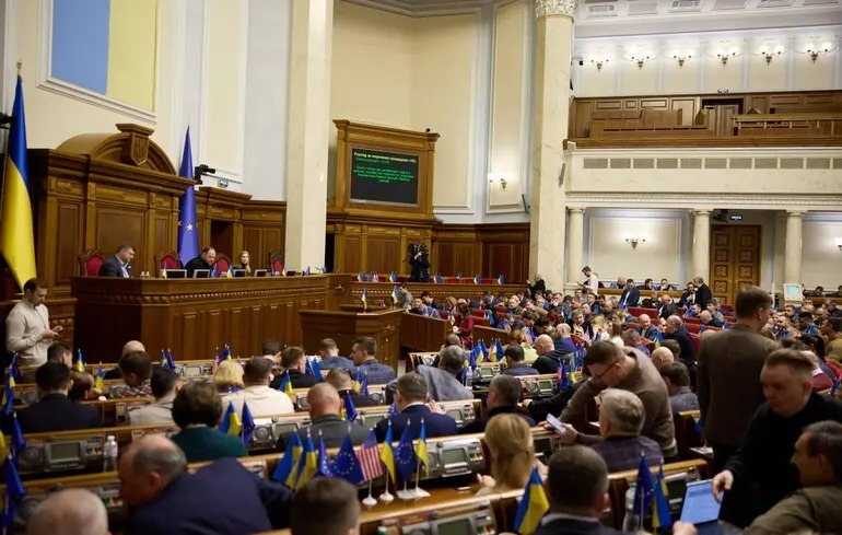 Зарплати народних депутатів України: хто з парламентарів заробляє найбільше