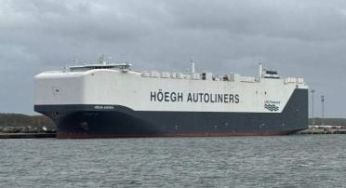 Монстр морів: найбільший у світі автовоз вміщує понад 9000 машин (фото)