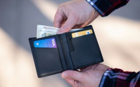 Яка валюта зараз вигідніша для інвестицій — євро чи долар: експерт дав відповідь