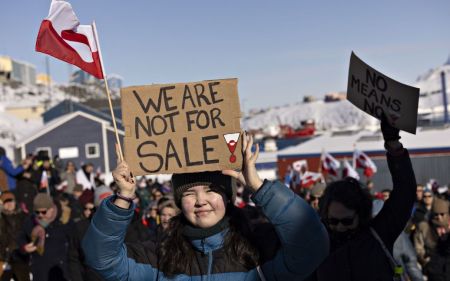 “Ми не продаємось”: у Гренландії люди вийшли проти Трампа