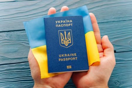 Відмова від громадянства України: чи можливо це в умовах воєнного стану та скільки це коштує