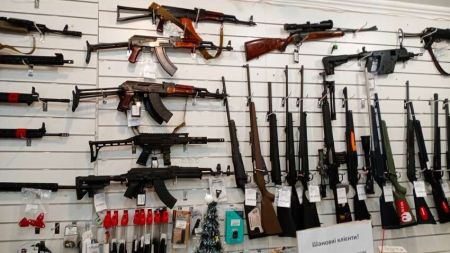 Українці масово озброюються: видано десятки тисяч дозволів