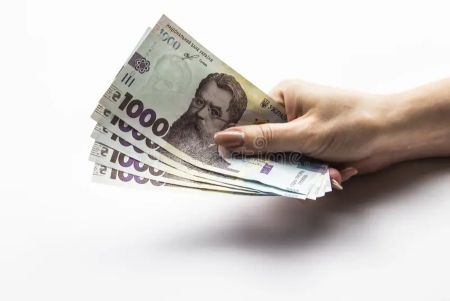 Видають до 30 тисяч гривень в руки: як оформити грошову допомогу