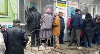 “Забирайте гроші та тікайте…”: українці з картами Ощадбанку опинилися в “чорному списку”