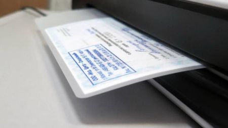 Вже недійсні: у держустановах масово відмовляються приймати заламіновані документи