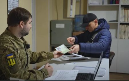 Мобілізація їх не торкнеться: ще одна категорія українців отримала право на бронювання