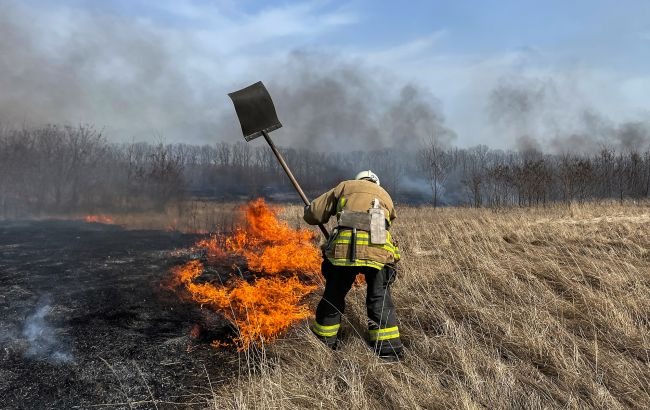 В одному з районів Києва спалахнула пожежа: в місті видно задимлення