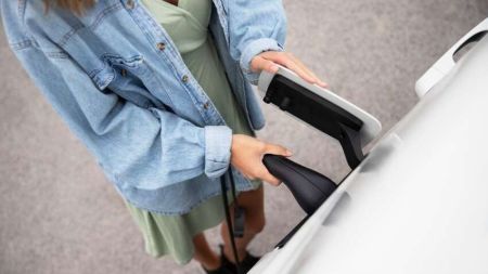 Скільки коштує зарядити електромобіль у березні 2025 року