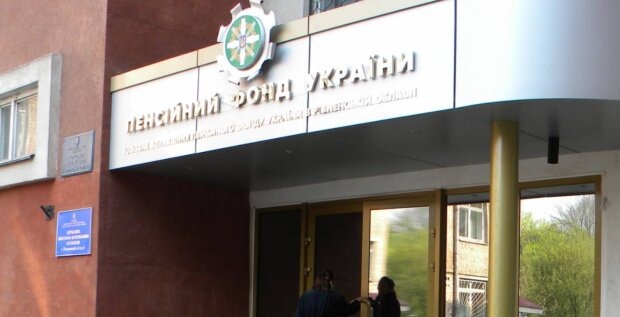 Пенсії на карту більше не прийдуть: ПФУ попередив про важливі зміни