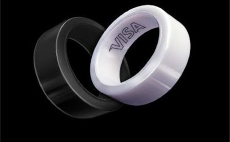 Пенсіонери шоковані: Ощадбанк заявив, що замість звичних карток будуть видавати кільця